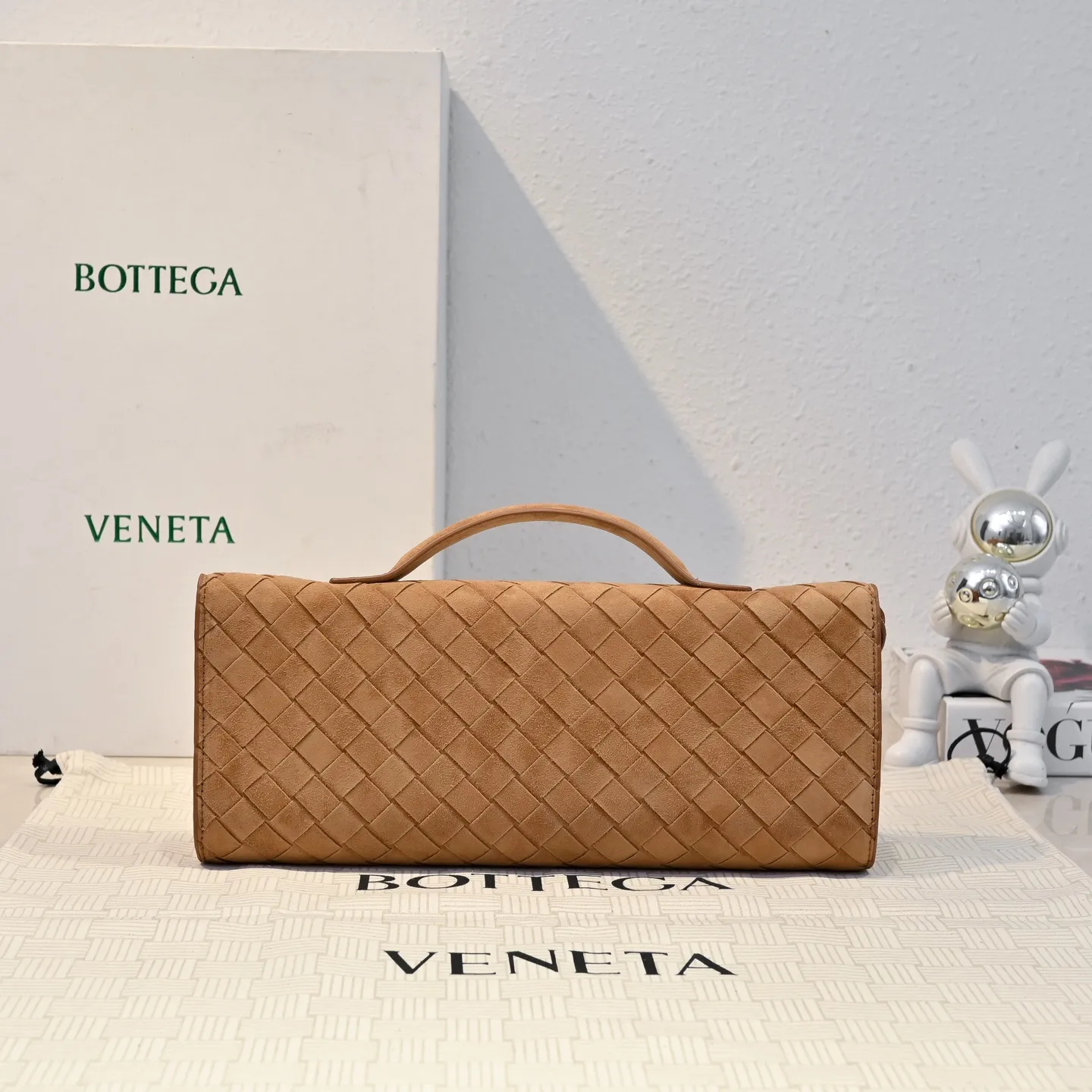 Batch 1360 #Bv Clutch long clutch bag equipped with handles, the design of the clutch bag reflects the exquisite and high-end taste ~ using exquisite craftsmanship intreccio woven suede, it can be held in the hand, carried by hand or under the arm. The metal knot embellishment exudes temperament and nobility ~ , equipped with a zipper compartment inside, it is a good companion for your daily life🧑‍❤️‍💋‍🧑, whether you are walking on the red carpet or attending a dinner, it will add a unique charm to you💞 Model: 1511 Size: 31x13x3